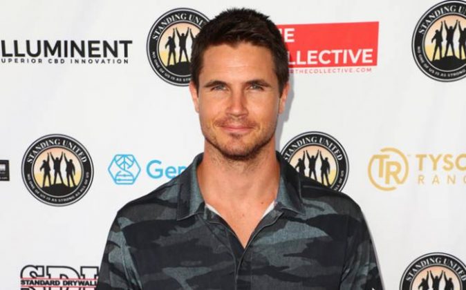 Who Is Robbie Amell? Net Worth, Lifestyle, Age, Height, Weight, Family ...